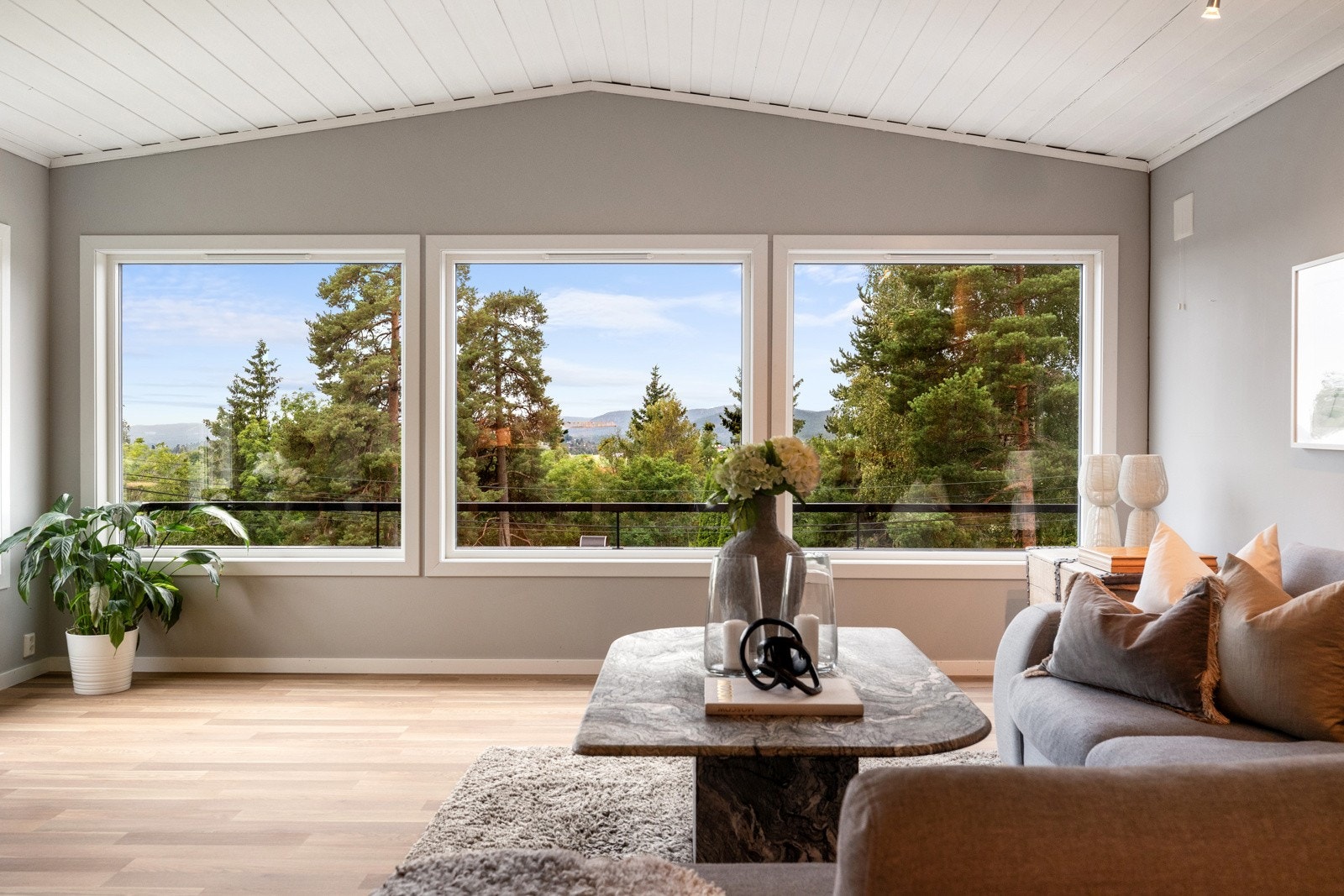 Store vindusflater gir flott utsyn og slipper inn rikelig med naturlig lys, samt opprettholder det hyggelige utsynet Galleribilde