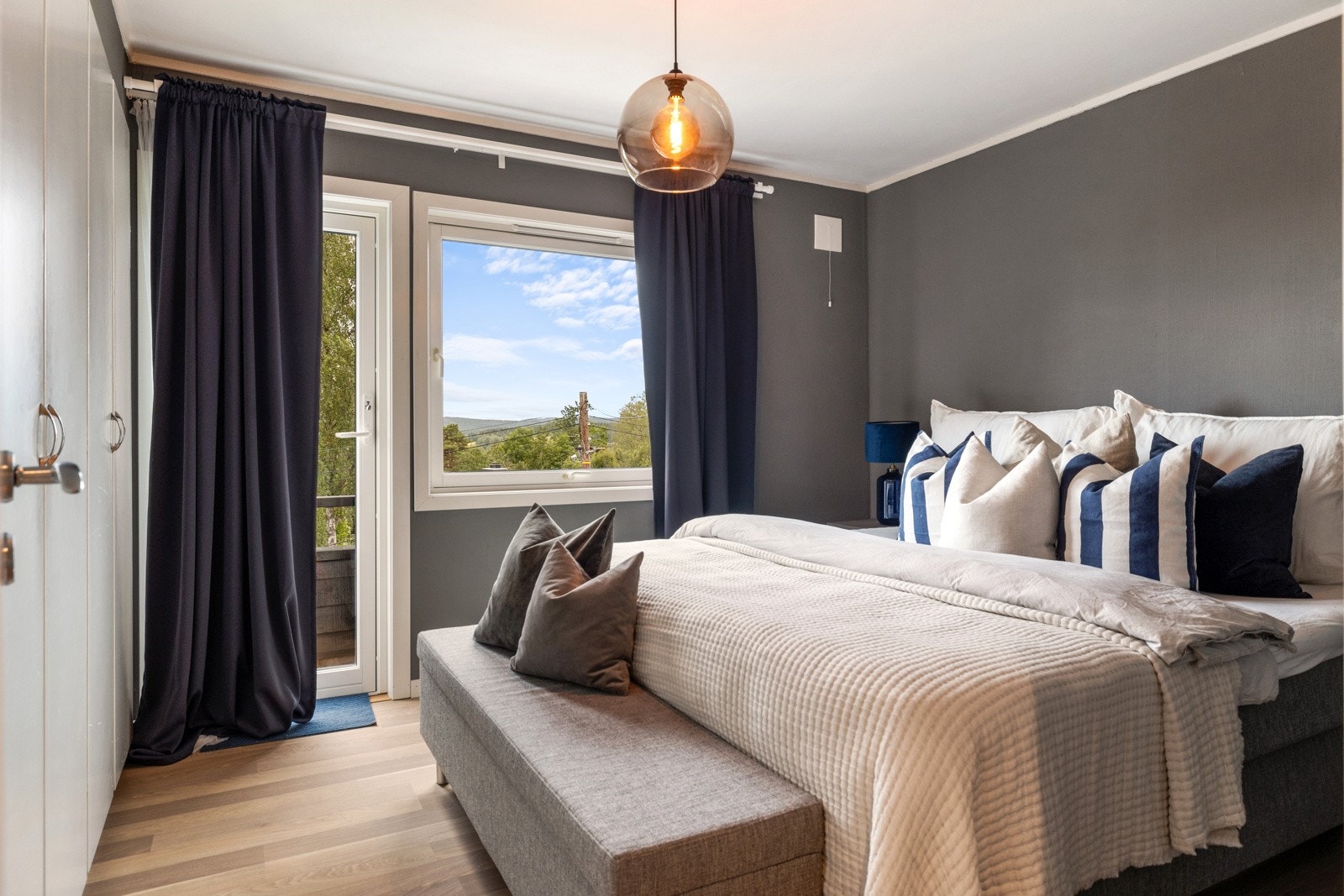 Hovedsoverommet er stort og har god plass til dobbeltseng, samt en garderobe hvor klær kan ryddes pent vekk Galleribilde