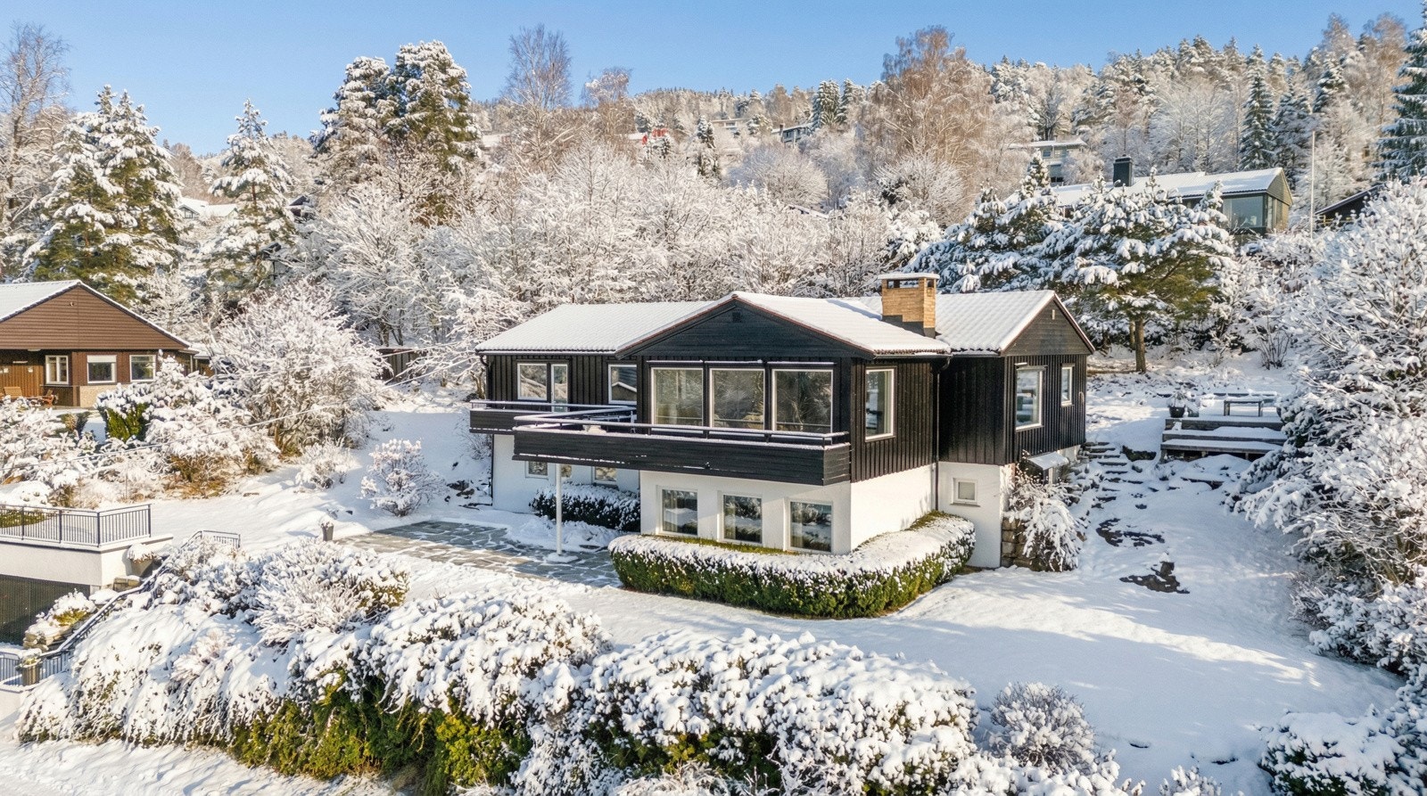 På fremsiden av huset finner du en stor, grønn gressplen som innbyr til lek, ballspill og sommerlige aktiviteter (Bildet er redigert fra sommerbilde til vinterbilde) Galleribilde