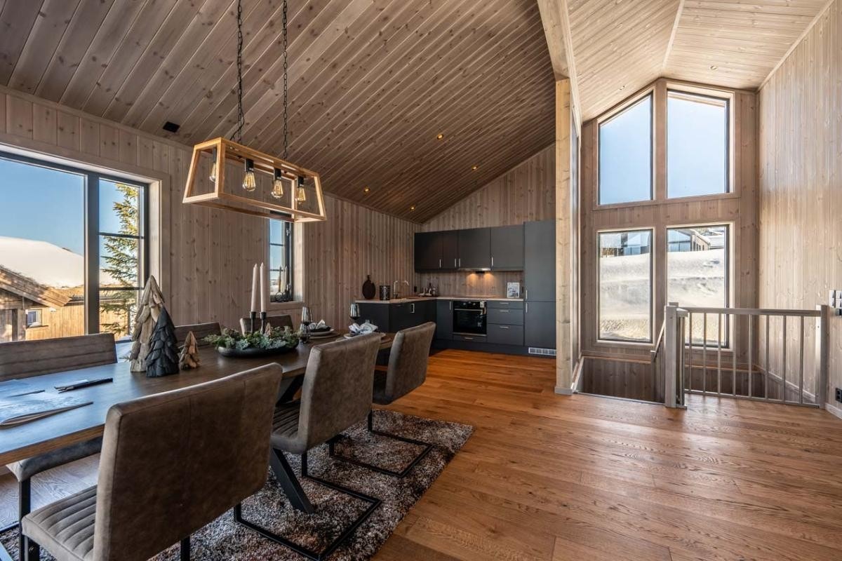 1-stavs eikeparkett. Interiørbilder fra en lik hytte. Farger og produkter kan avvike. Galleribilde