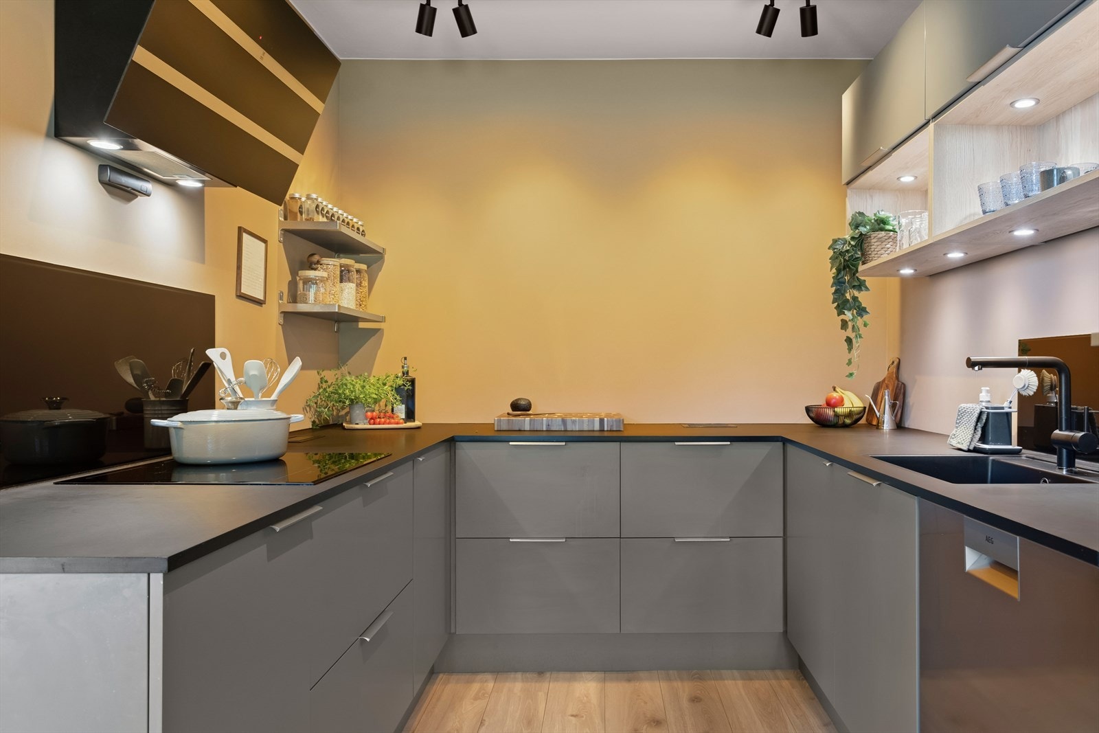 Kjøkkenet har rikelig med skap- og benkeplass. Galleribilde