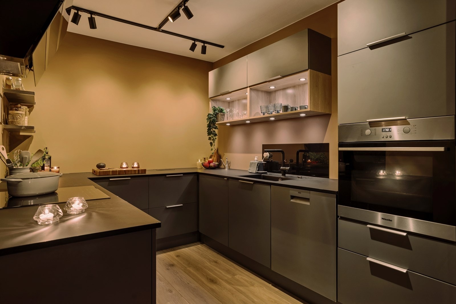 Kjøkkenet er ca. 12,3 m² og har innredning bestående av over- og underskap med folierte fronter og skrog. Galleribilde