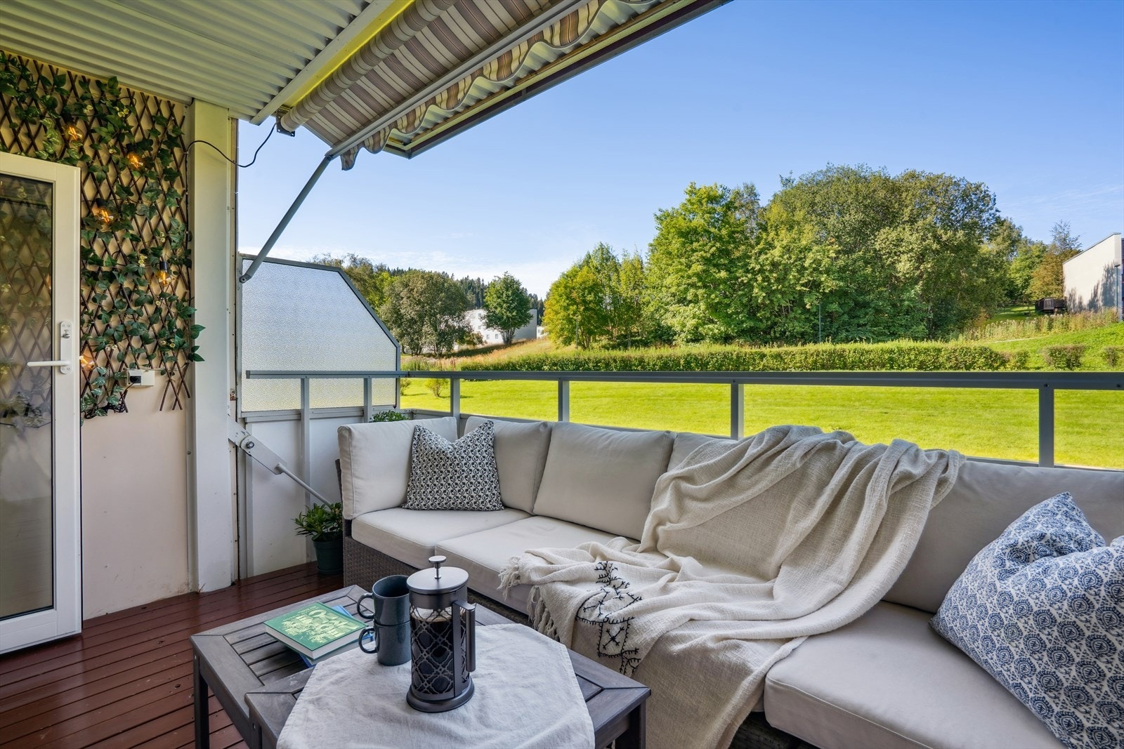 Balkongen har god plass til utemøbler. Galleribilde