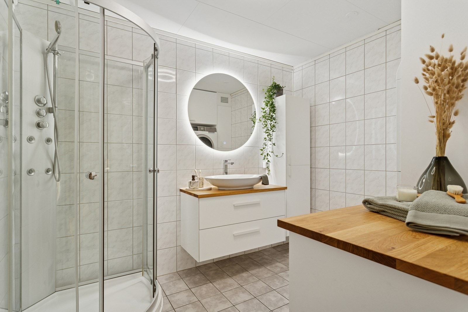 Baderommet er ca. 6,3 m² og har flis på gulv og vegg, folierte plater i himlingen. Galleribilde