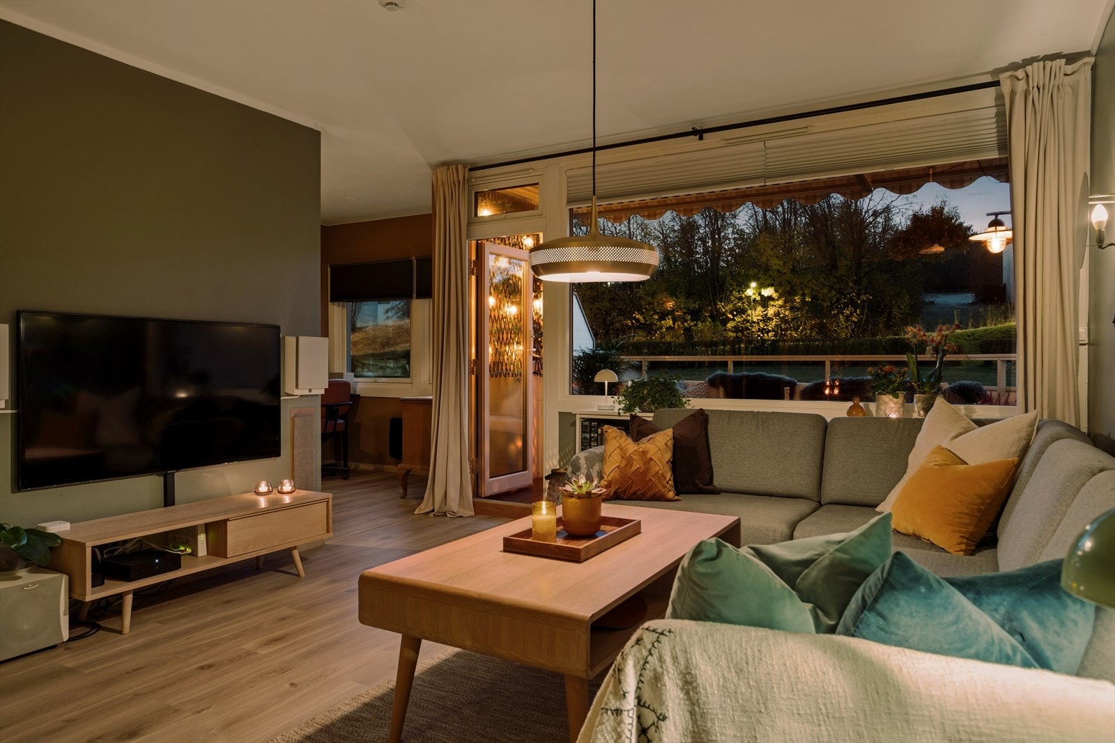 Stuen er malt i en lun- og behagelig veggtone. Galleribilde