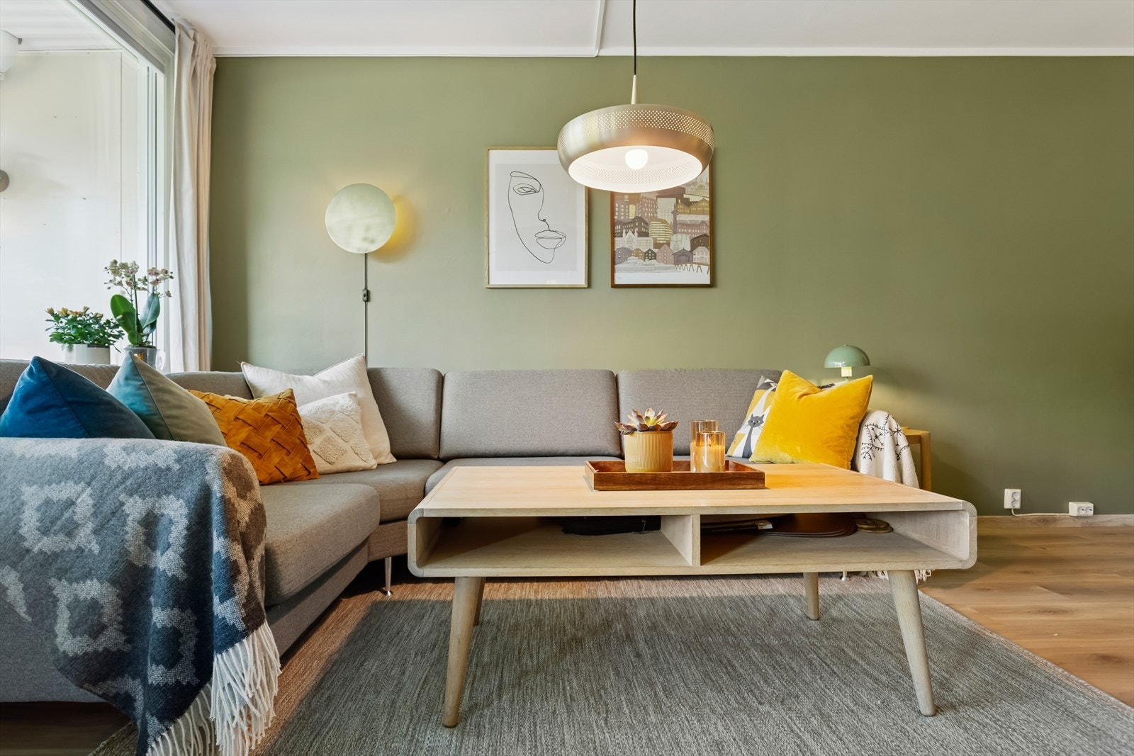 Det er installert smartlys i store deler av leiligheten av typen Philips Hue. Lyset styres av både trådløse fjernkontroller og app (har smartlys på begge soverom, toalett, bad, gang, stue og kjøkken!) Galleribilde