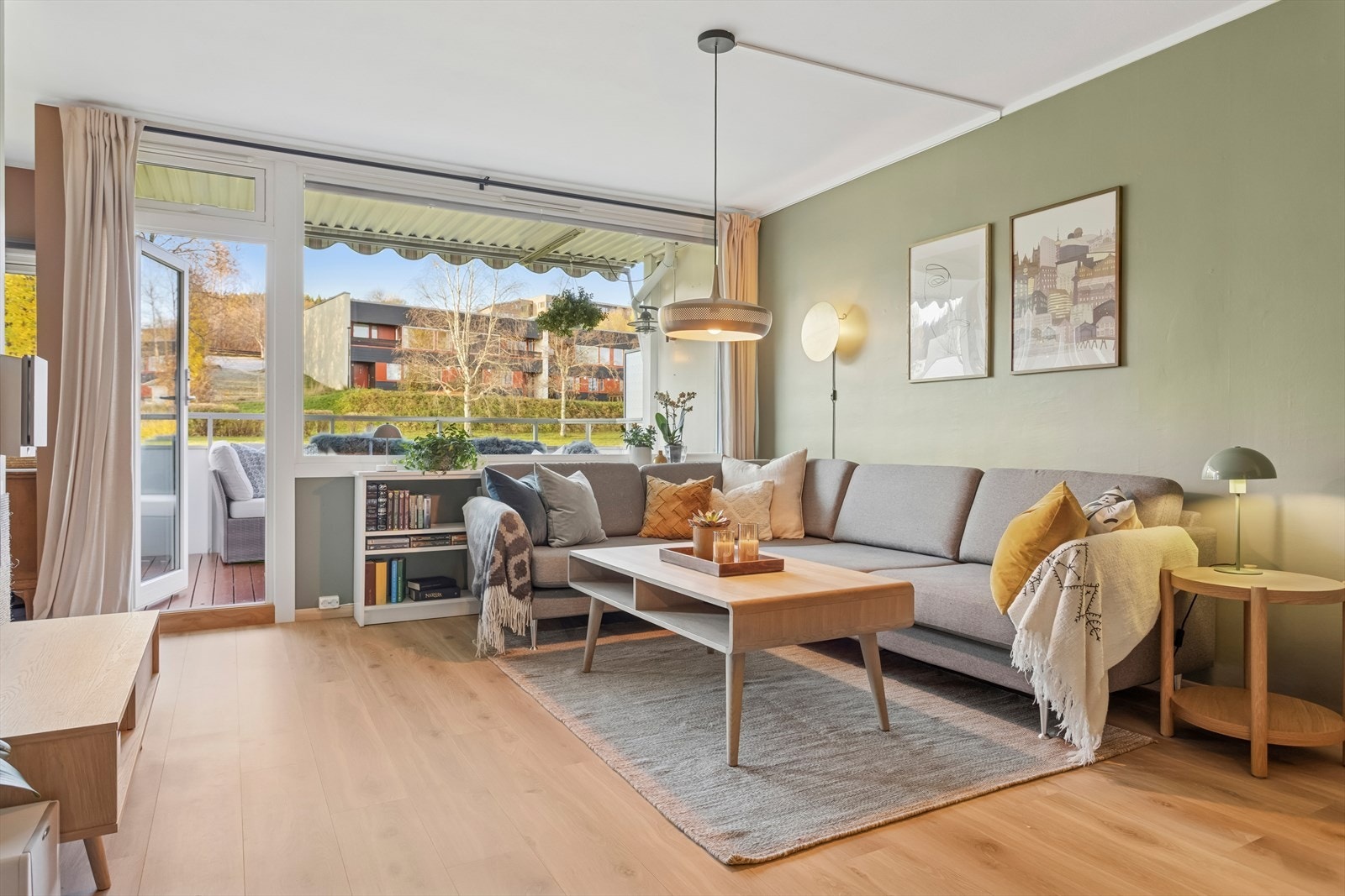 Leiligheten har en romslig stue med store glassflater som slipper inn rikelig med dagslys og bidrar til en behagelig romfølelse. Galleribilde