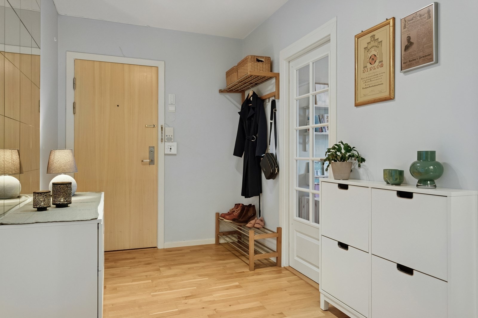 I entréen er det god plass til ytterbekledning, sko og kommode. Galleribilde