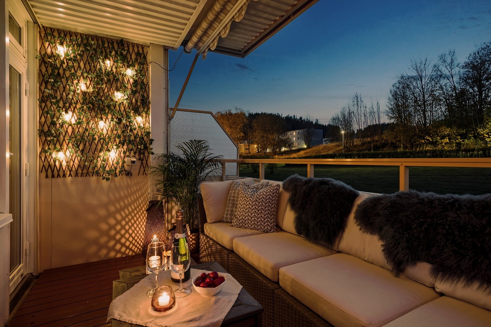 En lun aften på balkongen. Galleribilde