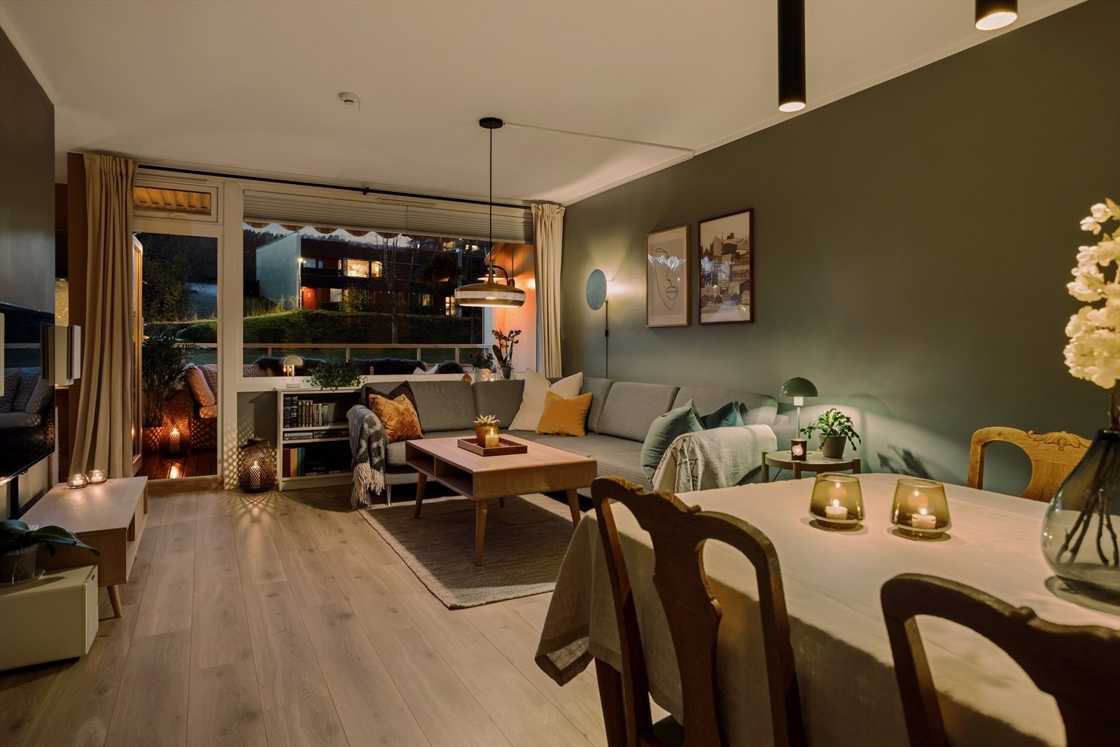 Stuen har plass til både stor sofagruppe og spisebord. Galleribilde