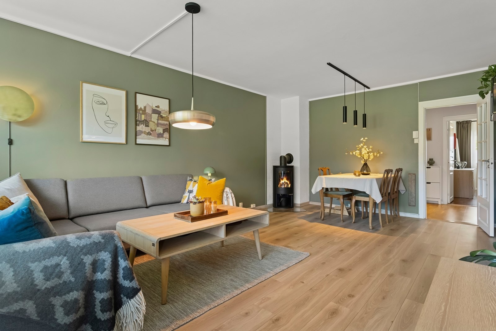 Stuens gode utforming og de tidløse fargevalgene på vegger legger et godt grunnlag for å innrede rommet etter eget ønske. Galleribilde