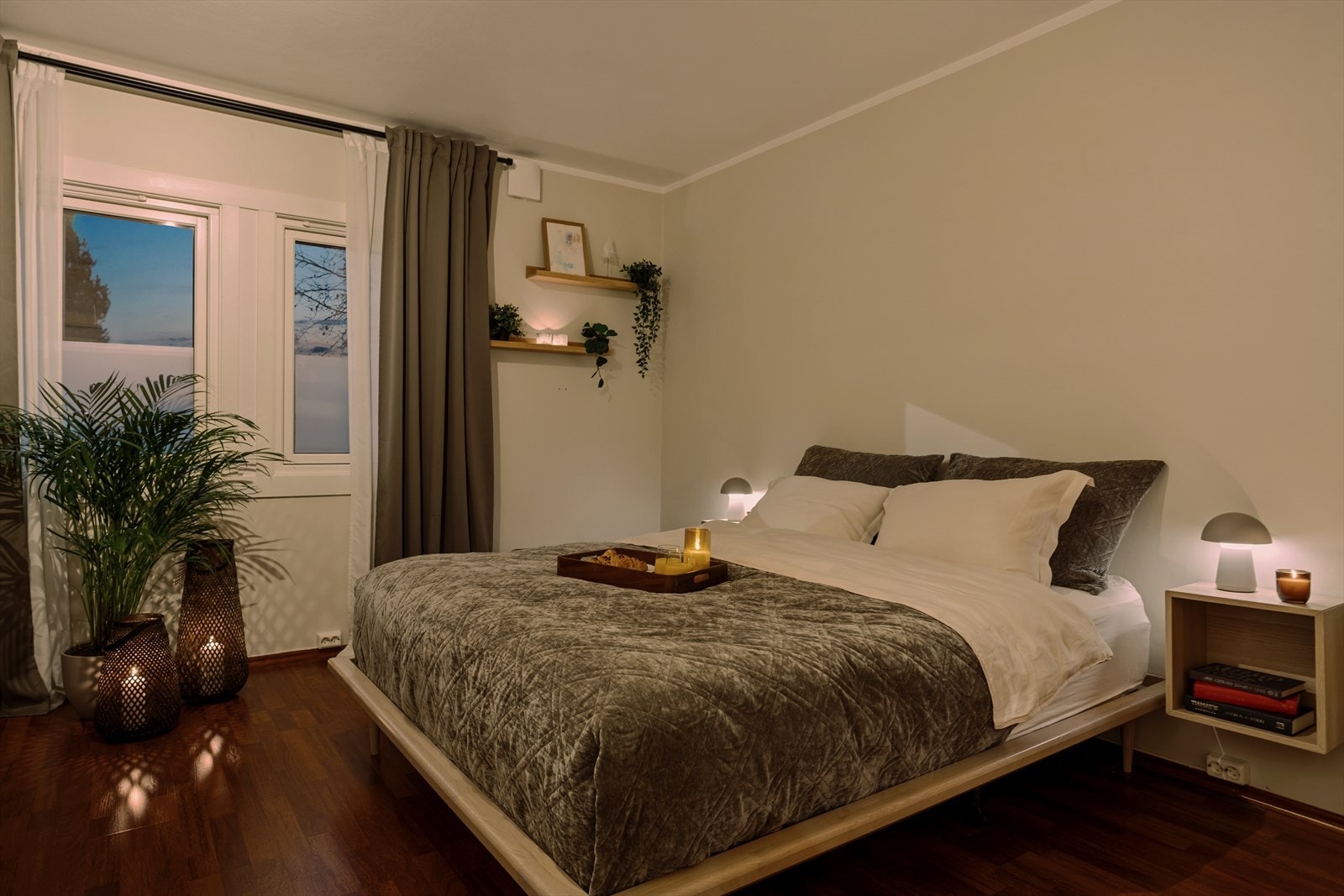 Hovedsoverommet har god plass til dobbeltseng med tilhørende nattbord. Galleribilde