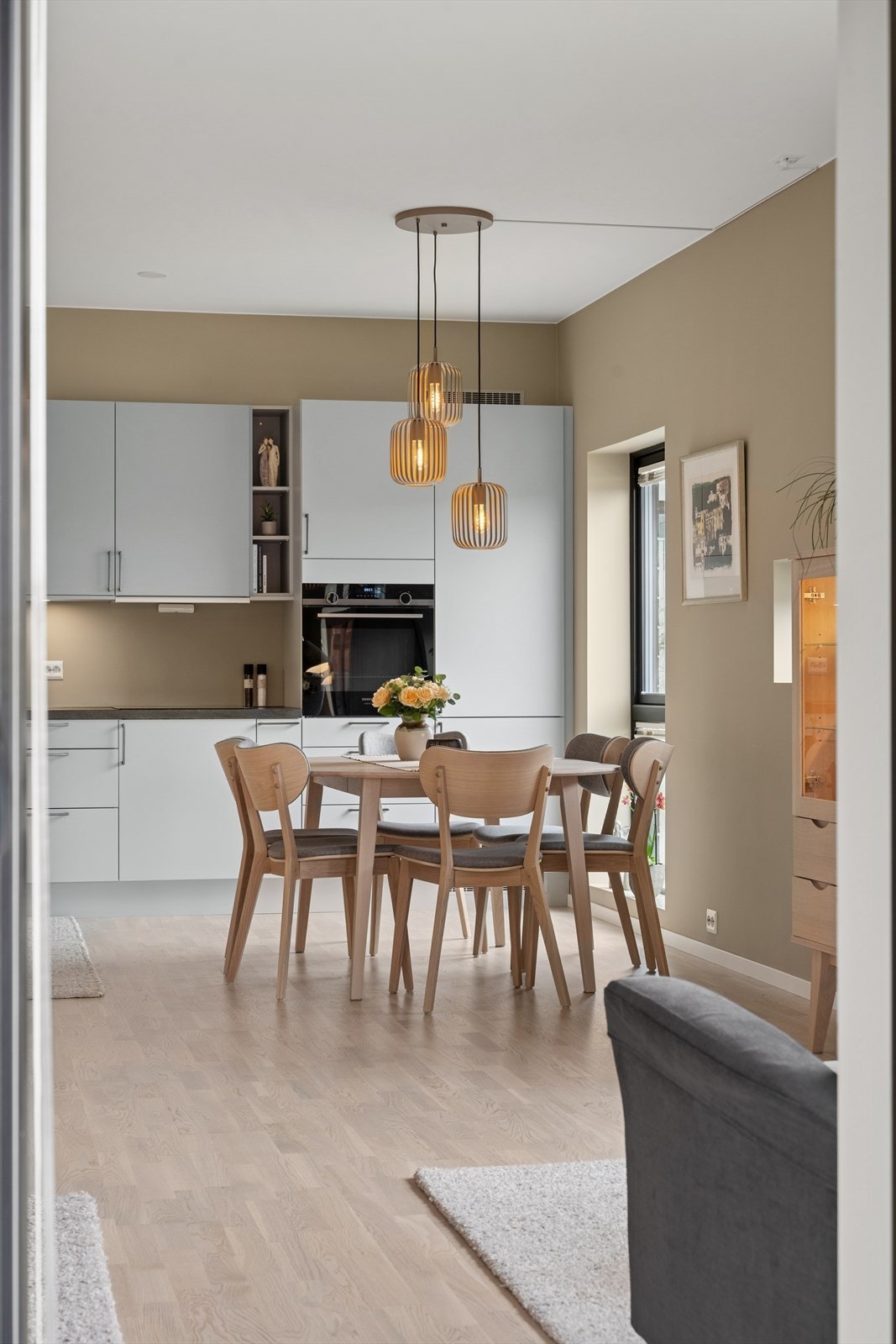 Kjøkkenet har innredning med glatte fronter og benkeplate av laminat. Galleribilde