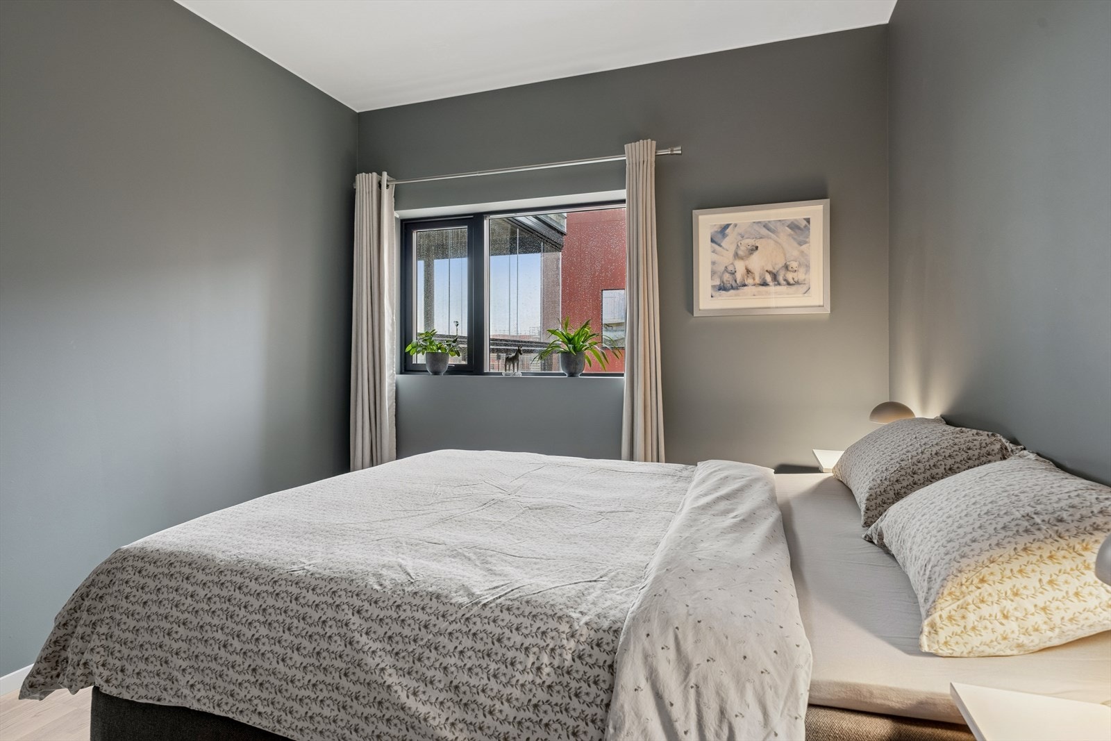 Soverommet er lyst og romslig, med parkett på gulvet og en behagelig fargetone på veggene. Galleribilde