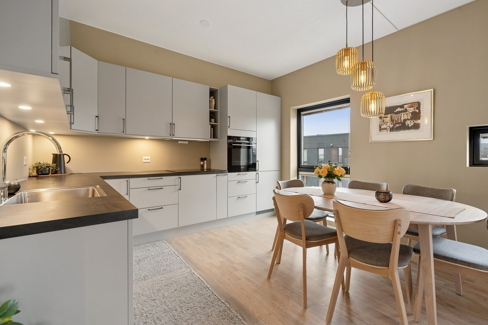 Planløsningen er god med åpen stue- og kjøkkenløsning. Galleribilde