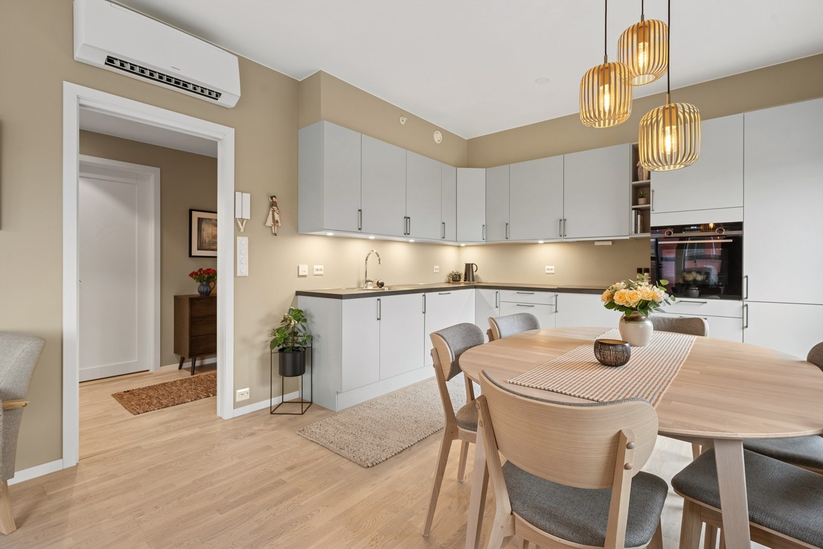 Kjøkkenet er utstyrt med kjøl/fryseskap, oppvaskmaskin, platetopp, stekeovn, vannstoppsystem og komfyrvakt Galleribilde