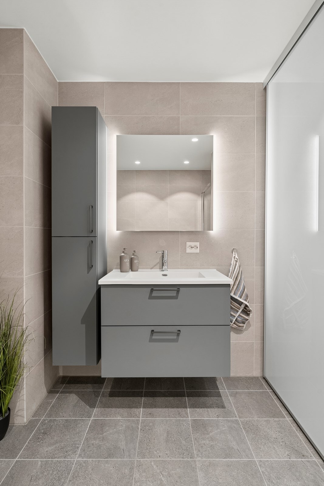 Moderne og funksjonelt bad med fliselagte vegger og gulv, samt vannbåren gulvvarme. Galleribilde