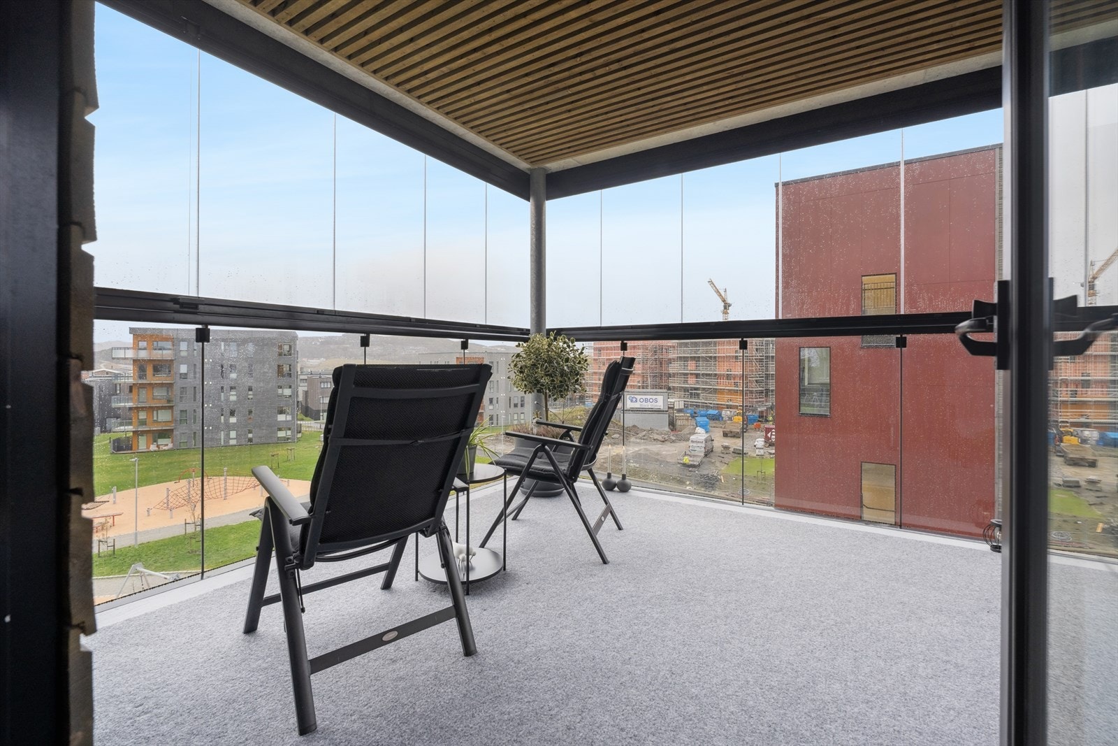 Nyt solfylte dager på den innglassede balkongen. Galleribilde