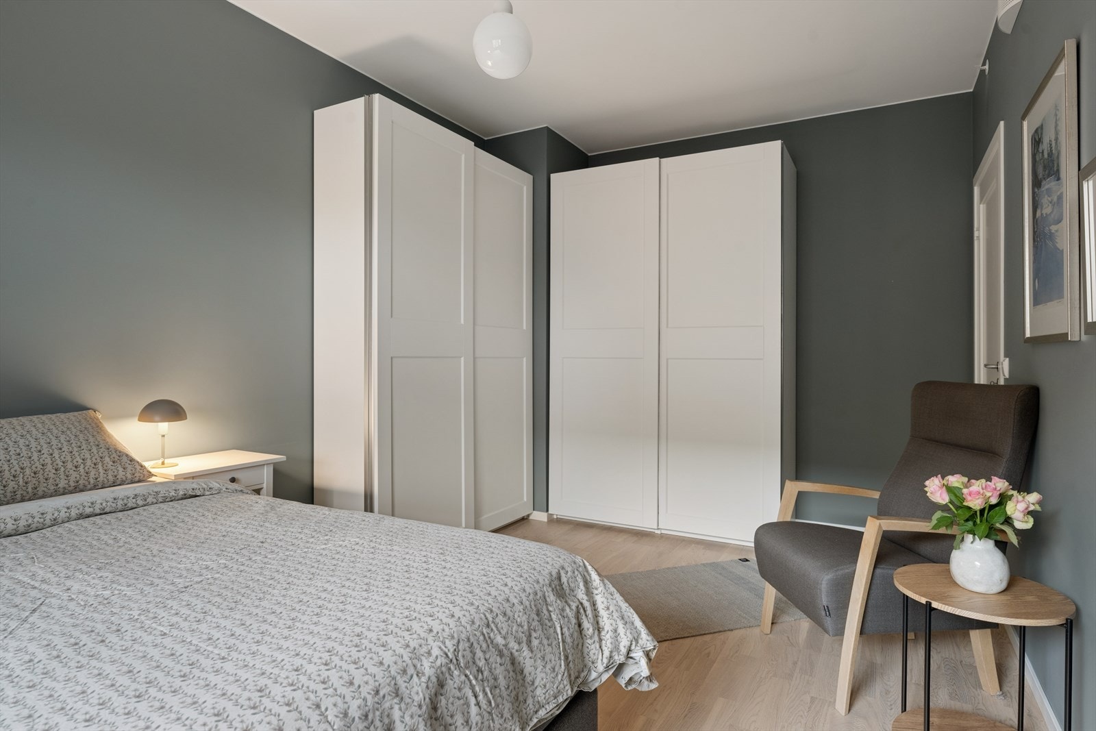 Det er plass til stor garderobeløsning. Galleribilde