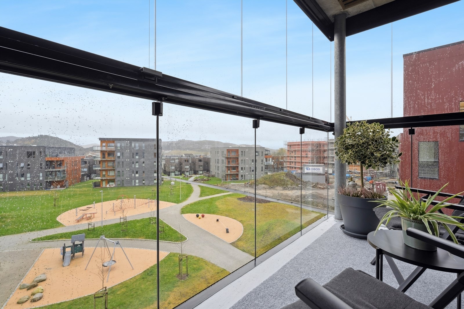 Velkommen til denne flotte 2-roms leiligheten i Bronsekarveien 44, presentert av DNB Eiendom og Meriton Gashi! Galleribilde