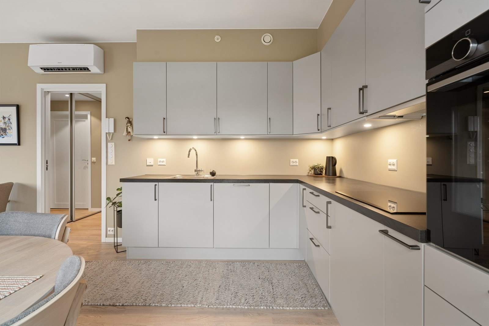 Kjøkkenet er utstyrt med integrert kjøl/fryseskap, oppvaskmaskin, platetopp, stekeovn, vannstoppsystem og komfyrvakt. Galleribilde