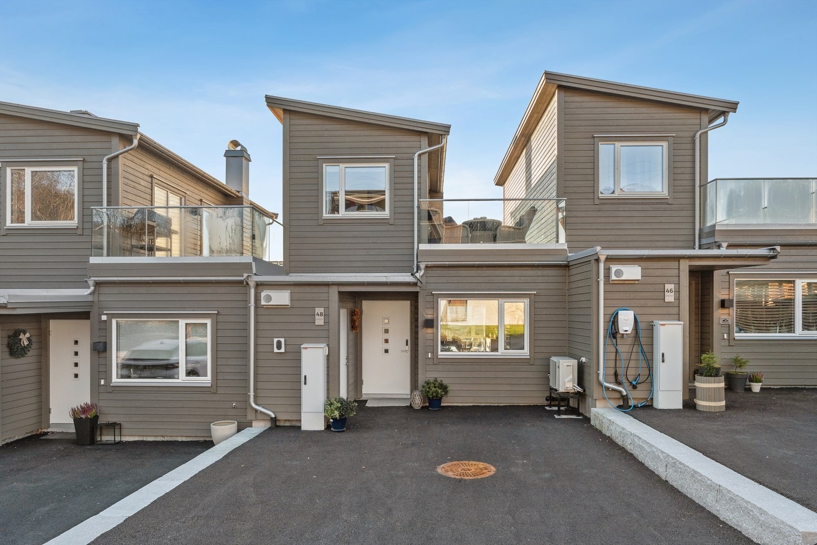 Pent opparbeidet inngangsparti med asfalt. Galleribilde