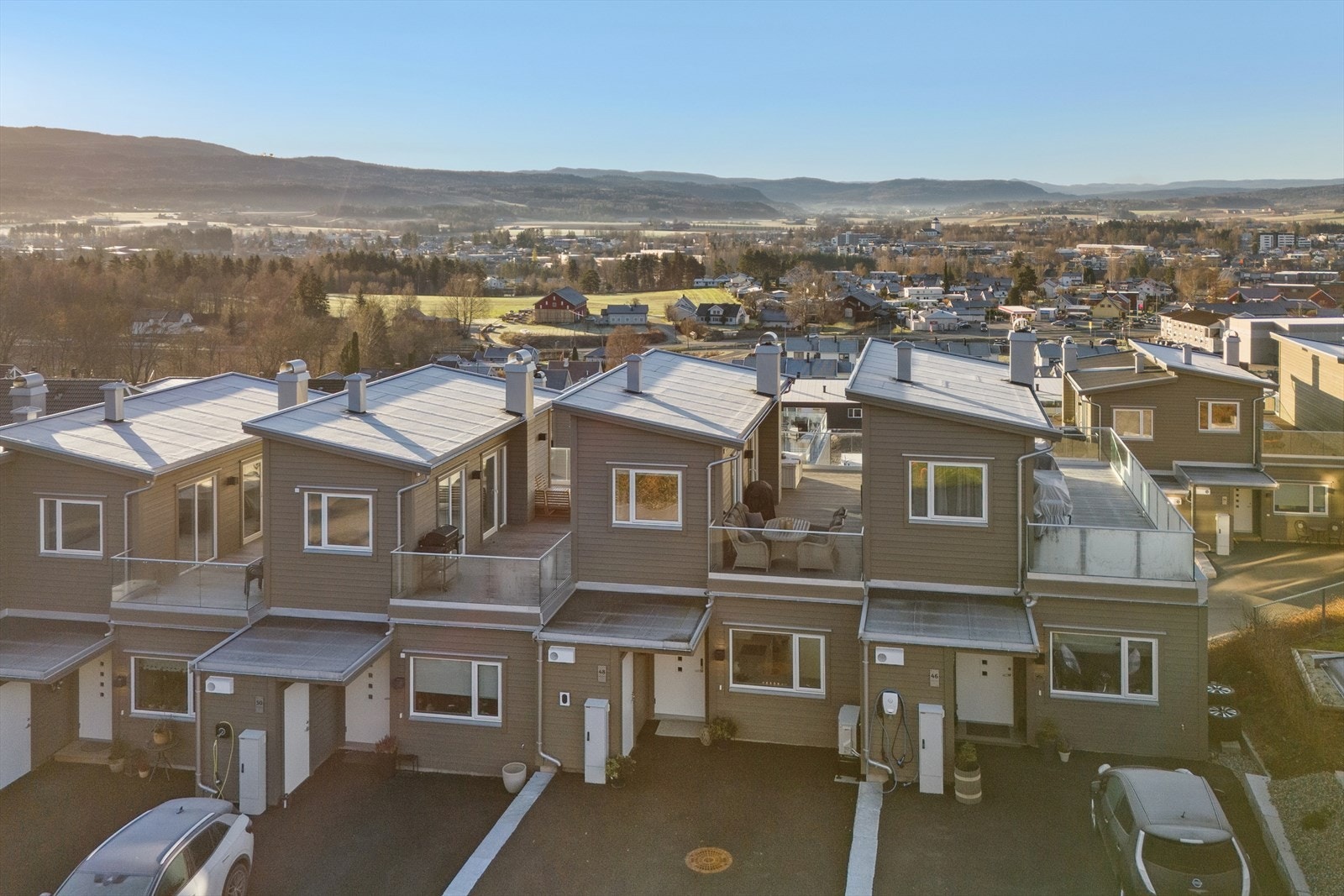 Lerberghaugen 48 er et eierseksjons rekkehus med en innholdsrik romløsning. Galleribilde