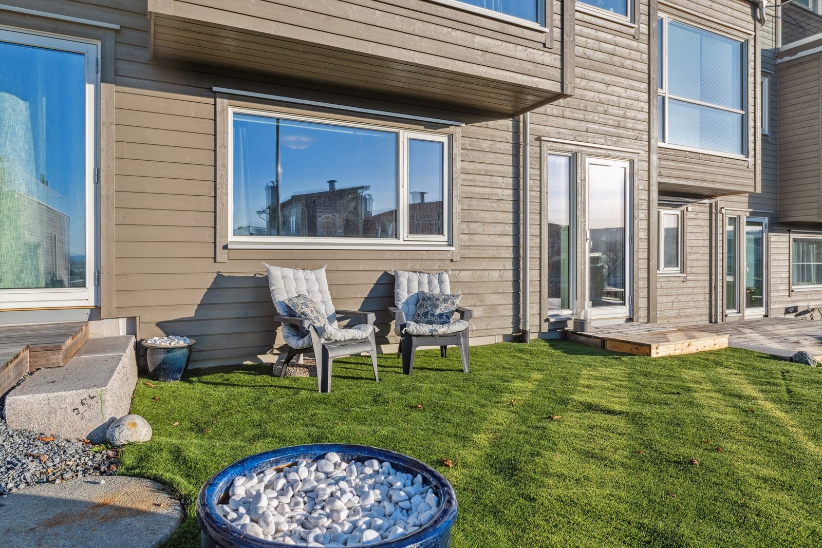 Fra soverom 4 er det utgang til hagen. Galleribilde