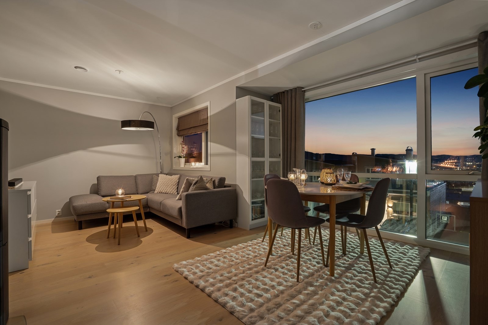 Boligen ble bygget i 2022 og fremstår som et moderne hjem med en innholdsrik planløsning over tre plan. Galleribilde