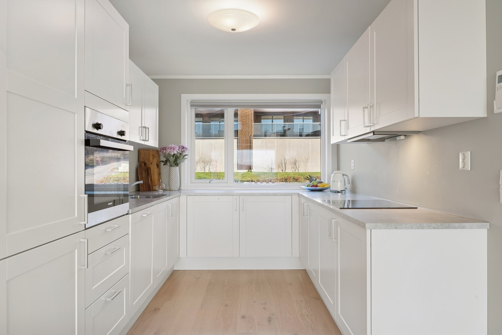 Kjøkkenets innredning har profilerte fronter, laminat benkeplate og kjøkkenventilator med kullfilter. Galleribilde