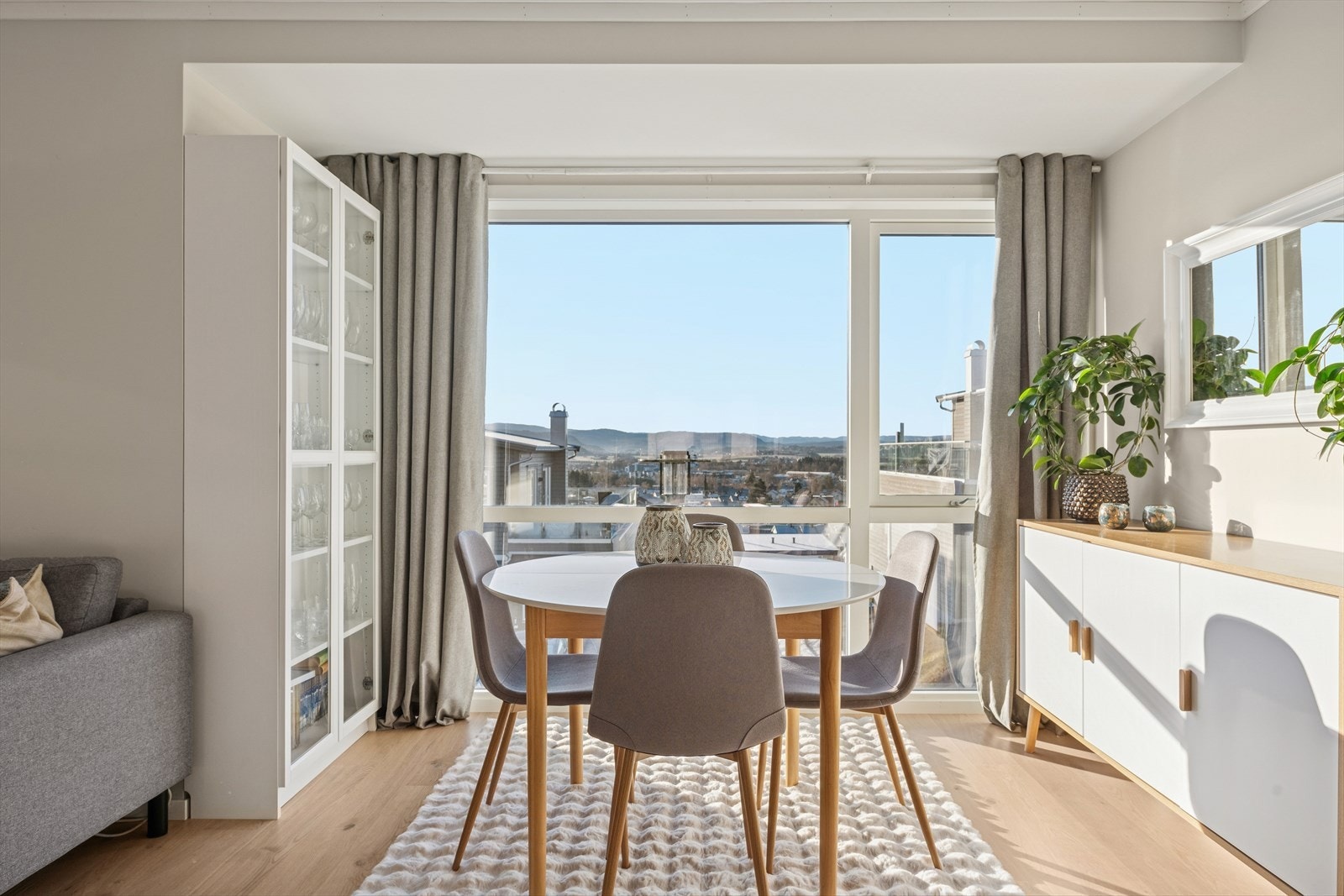 Store vinduer slipper inn godt med naturlig lys. Galleribilde