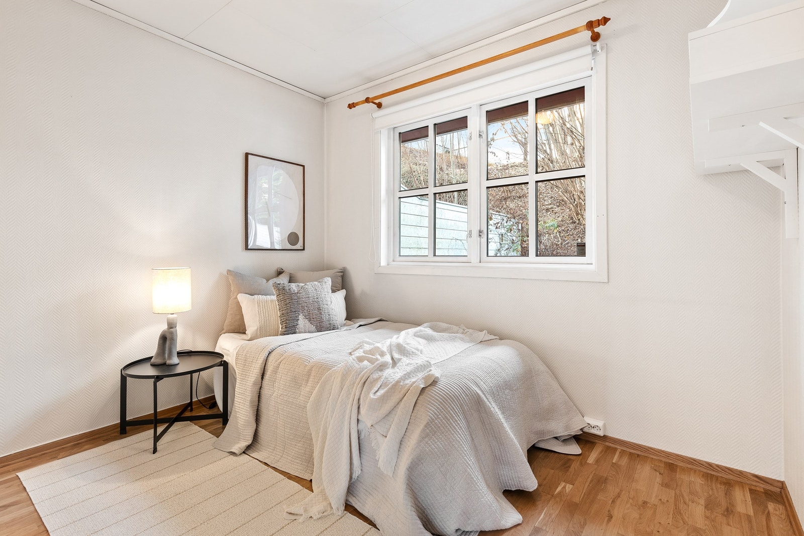 Soverom i hovedetasjen. Rommet egner seg godt som barnerom, gjesterom eller kontor. Galleribilde