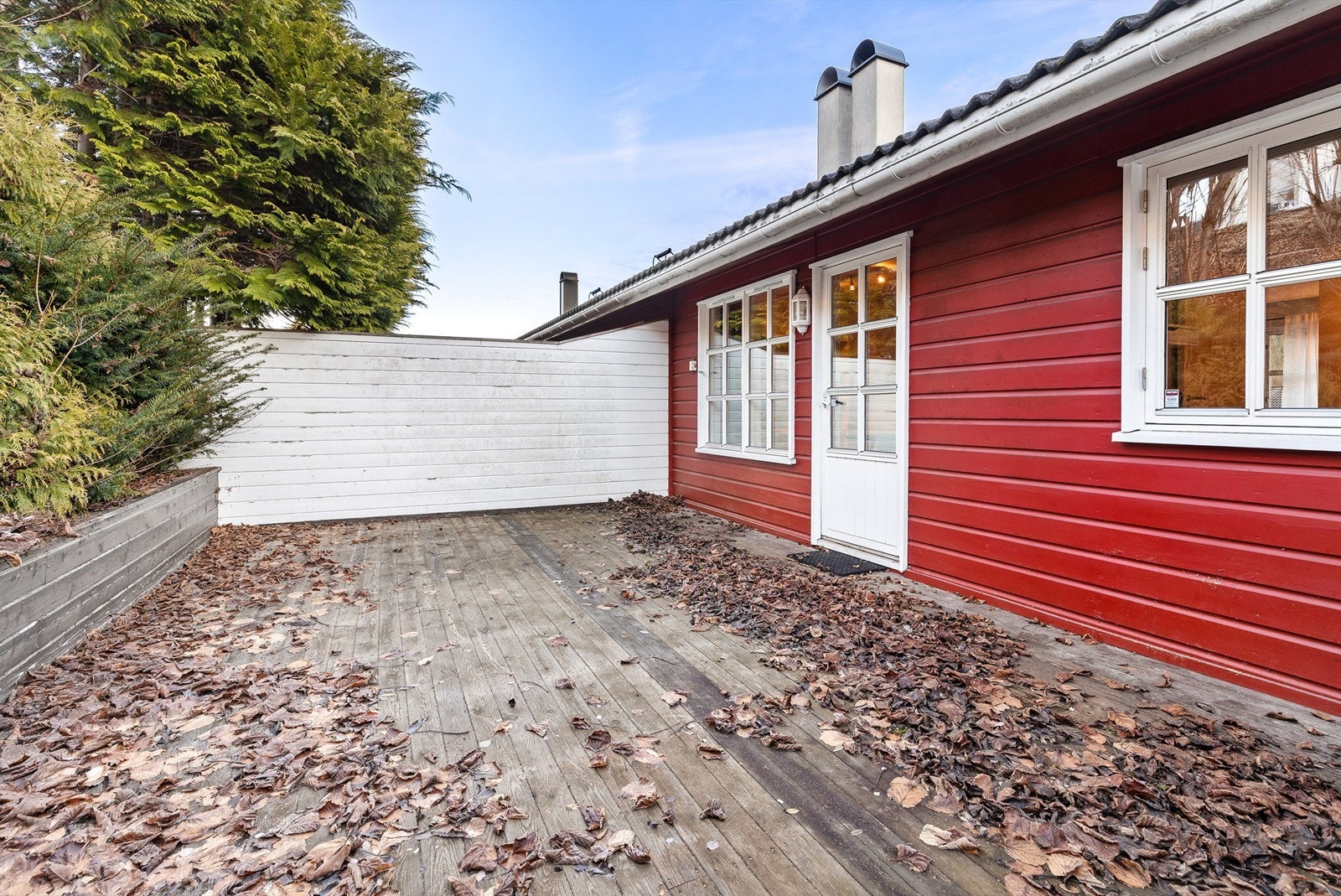 Skjermet uteplass med treterrasse. Galleribilde