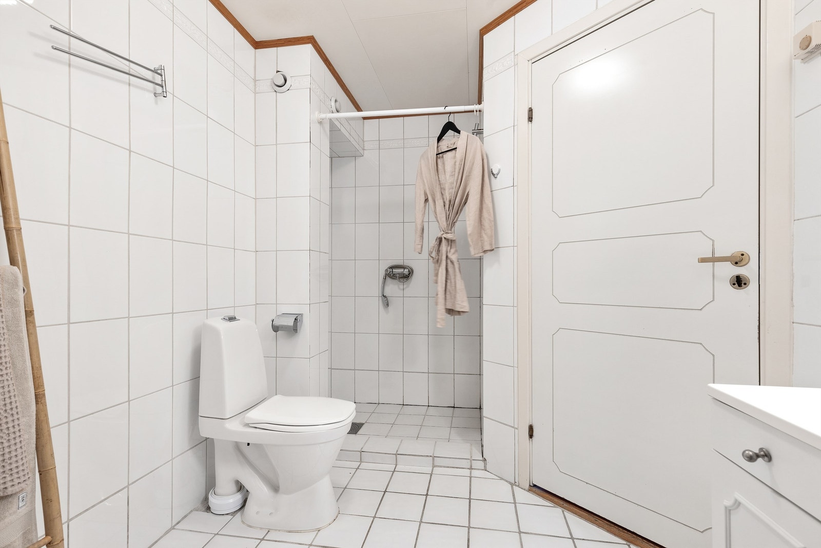 Badet har dusjhjørne med to-greps armatur tilkoblet hånddusj, gulvstående toalett og mekanisk avtrekk. Galleribilde