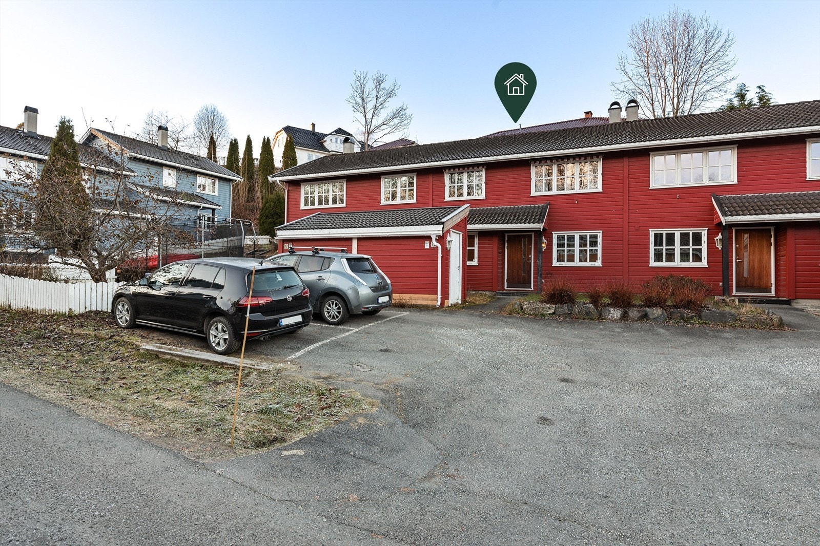 Parkering rett utenfor boligen. Galleribilde