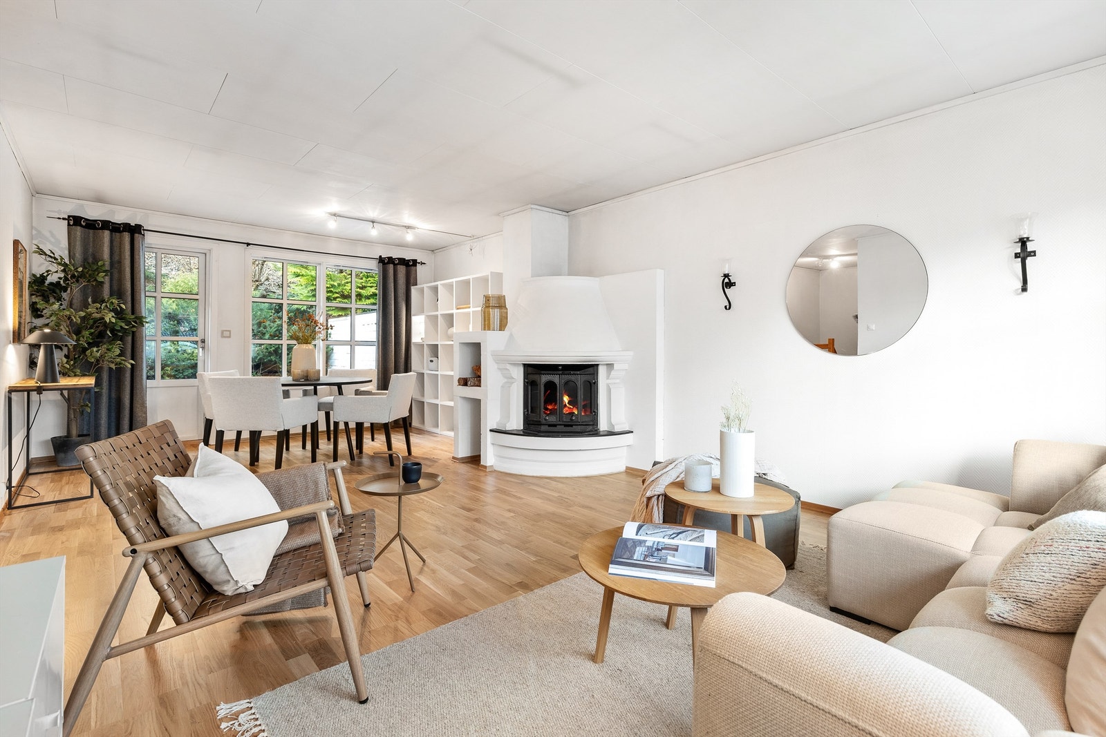 Rikelig med naturlig lys i stuen. Peis. Galleribilde