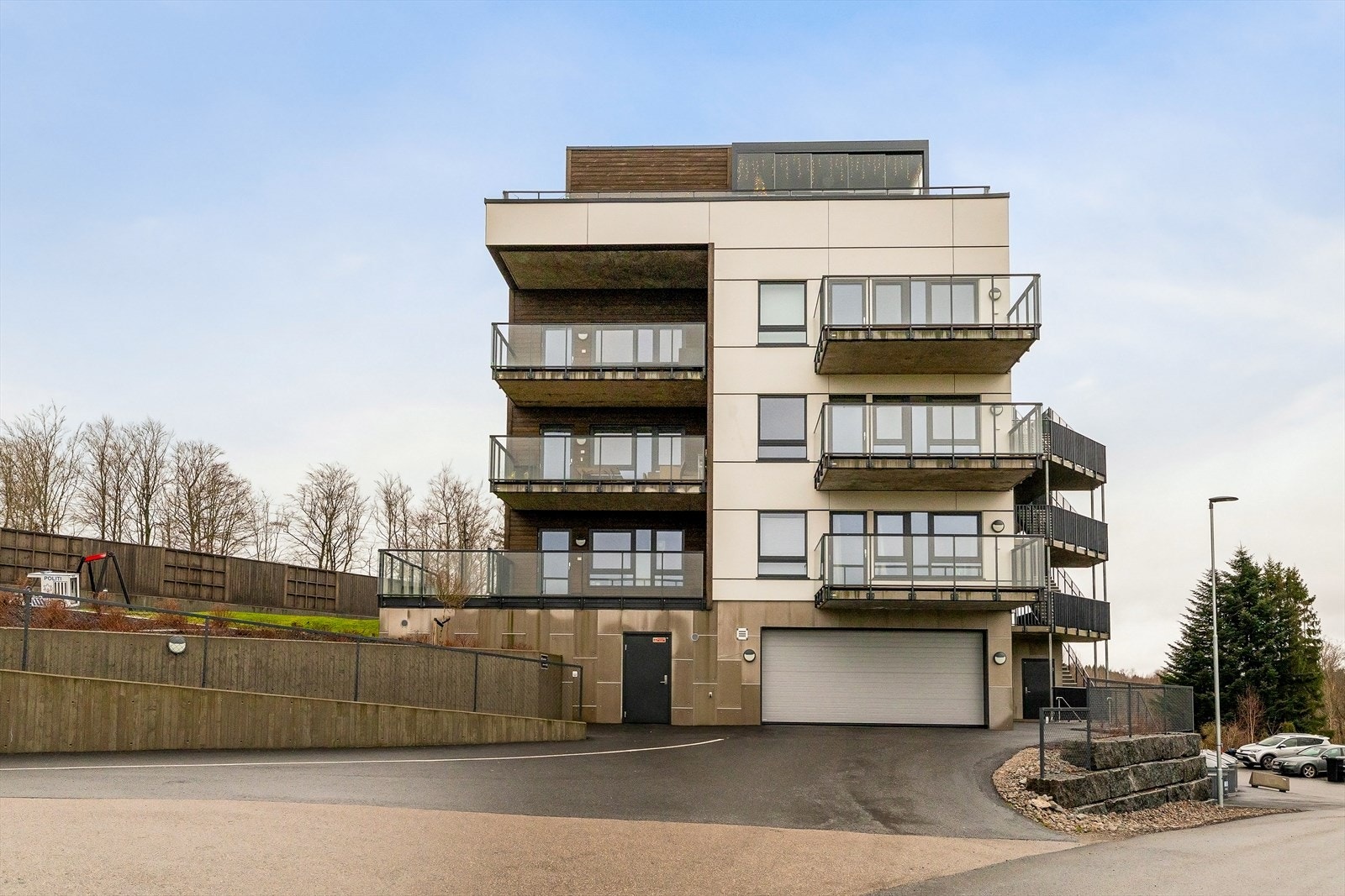 Det medfølger en egen parkeringsplass i byggets parkeringskjeller. Galleribilde