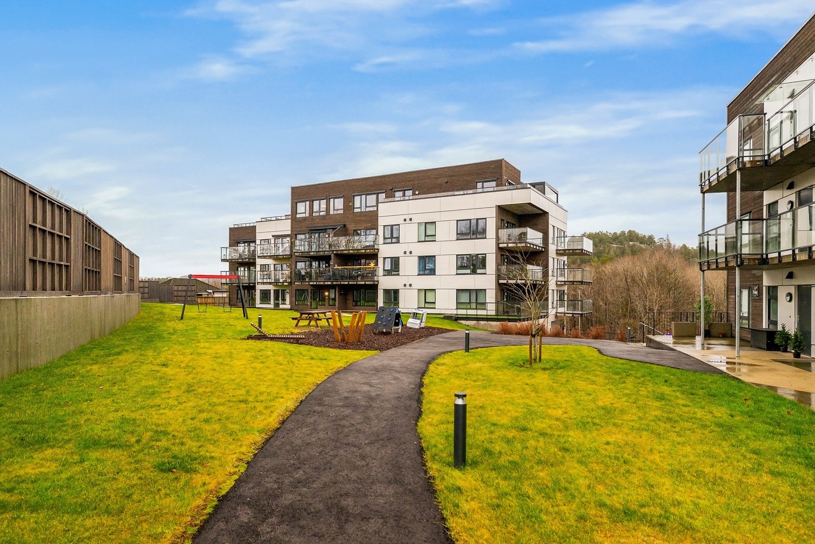 Leiligheten ligger i 3 etasje og tilbyr både gode solforhold og privatliv. Galleribilde