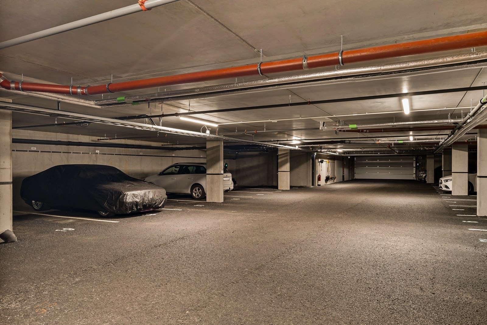 Det medfølger en egen parkeringsplass i byggets parkeringskjeller, som gir praktisk og trygg parkering året rundt Galleribilde