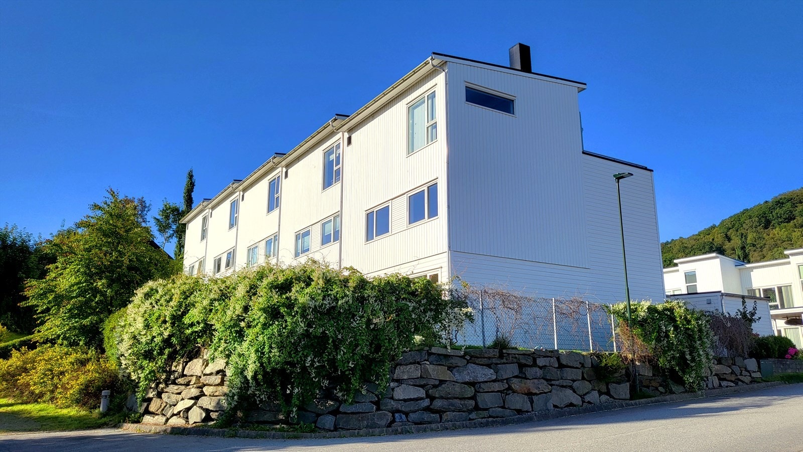 Det moderne enderekkehuset har gjennomtenkte uteplasser, her får du både morgensol og kveldssol, i rolige omgivelser. Galleribilde