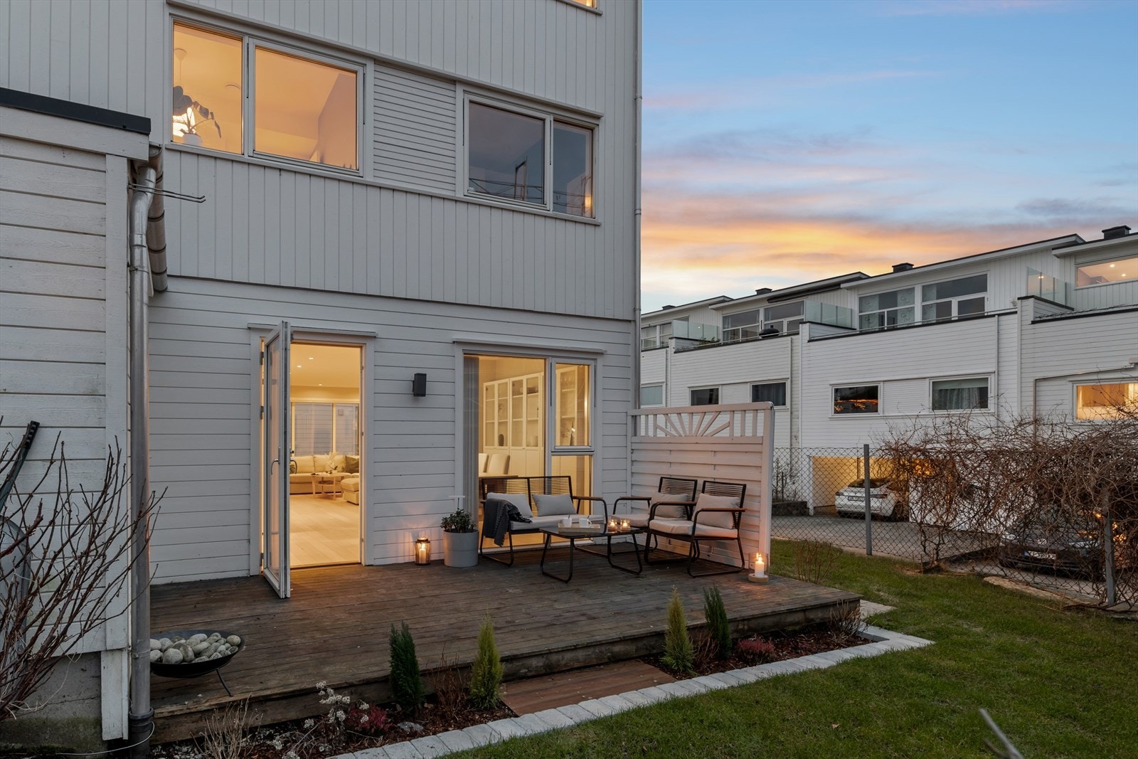 På bakkeplan ligger den østvendte markterrassen med herlig morgensol. Ideell for frokost, kaffe og rolige start på dagen. Galleribilde