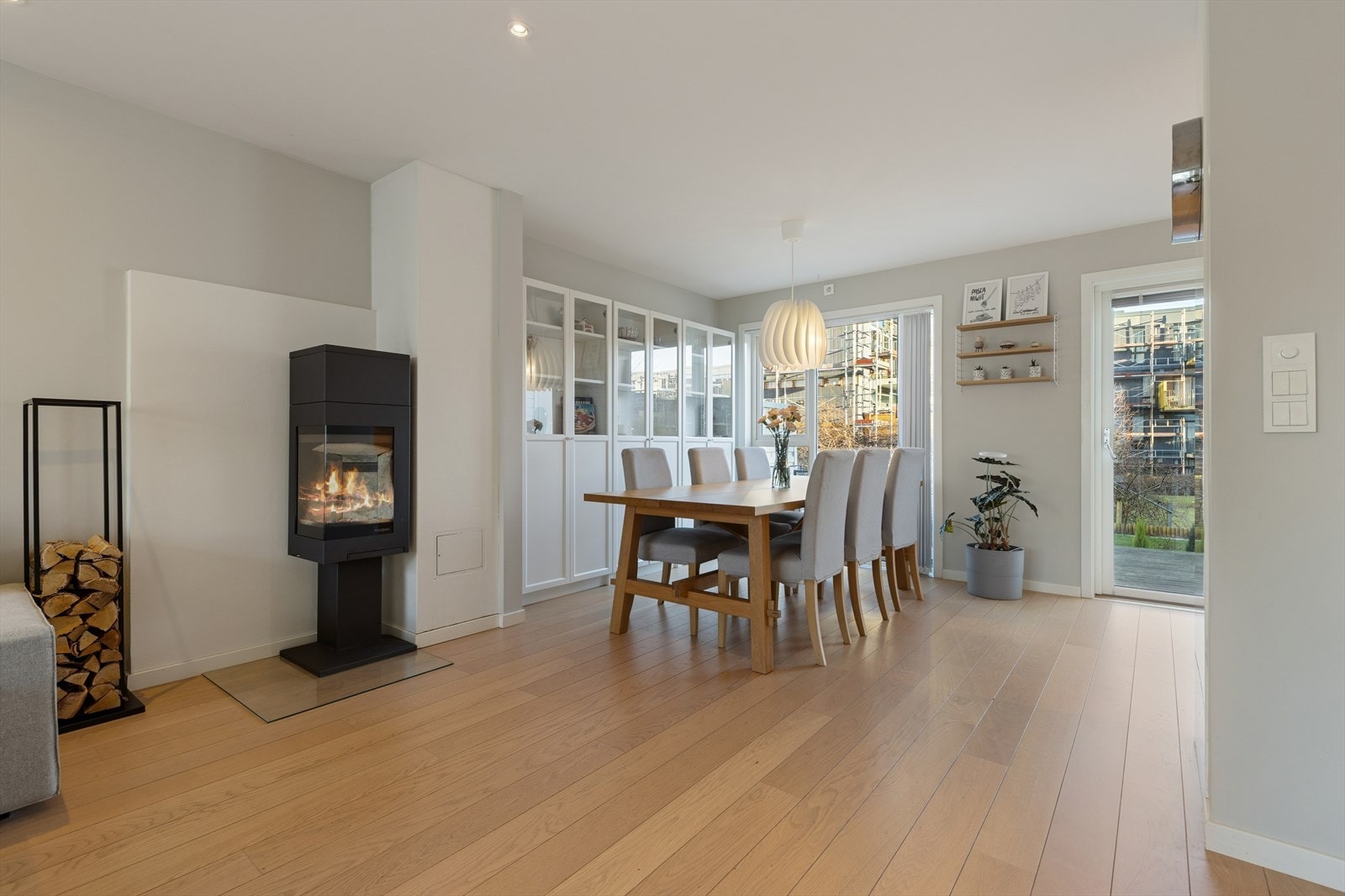 Flott, enstavs parkett og lysmalte flater med listefrie overganger til taket gir et moderne og tidløst uttrykk. Galleribilde