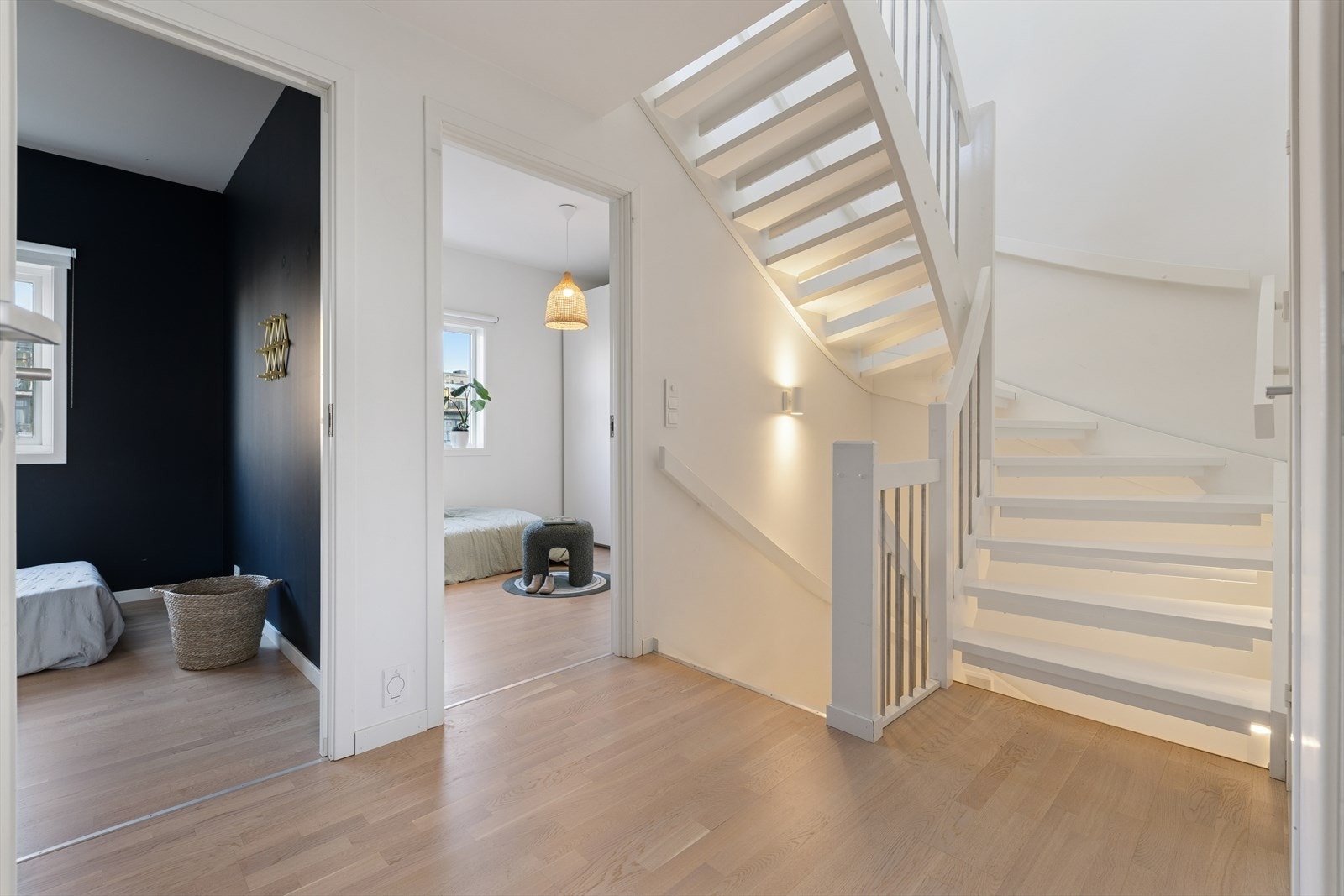 I andre etasje finner man tre soverom og boligens andre baderom. Galleribilde