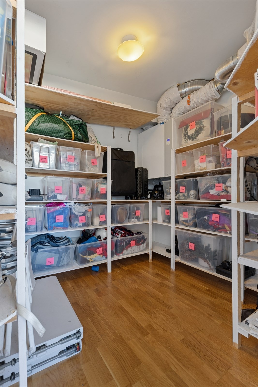 I tredje etasje finner man også en romslig bod som gir svært god lagringsplass. Boligen har også to utvendige sportsboder. Galleribilde