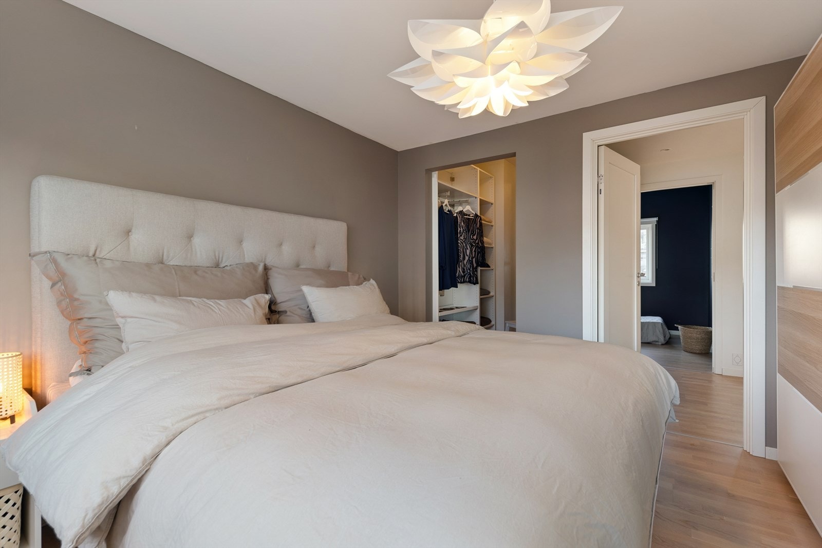 I tillegg til å ha plass til dobbeltseng er rommet utstyrt med stor skyvedørsgarderobe og har tilhørende garderoberom utstyrt med rikelig med lagringsplass (se punkt "ferdigattest"). Galleribilde