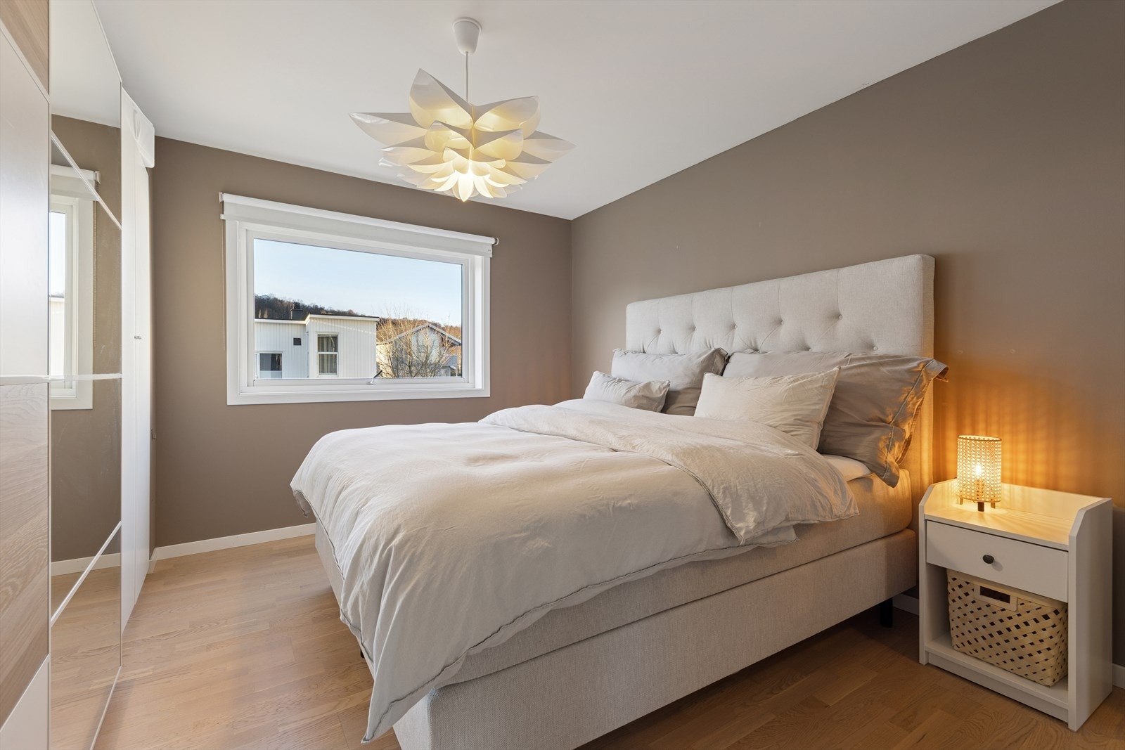 Hovedsoverommet er av god størrelse og malt i en delikat og behagelig bruntone. Galleribilde