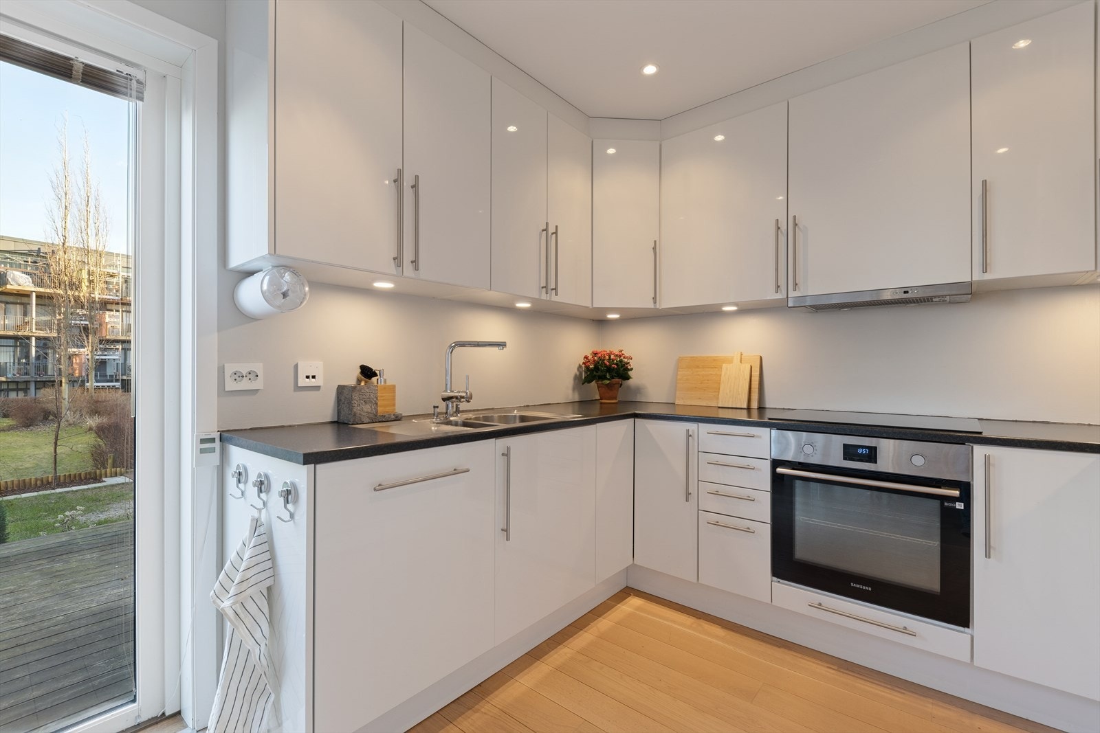 Kjøkkenet er ellers utstyrt med frittstående kjøleskap, oppvaskmaskin, stekeovn, platetopp og kjøkkenventilator med mekanisk avtrekk. Galleribilde