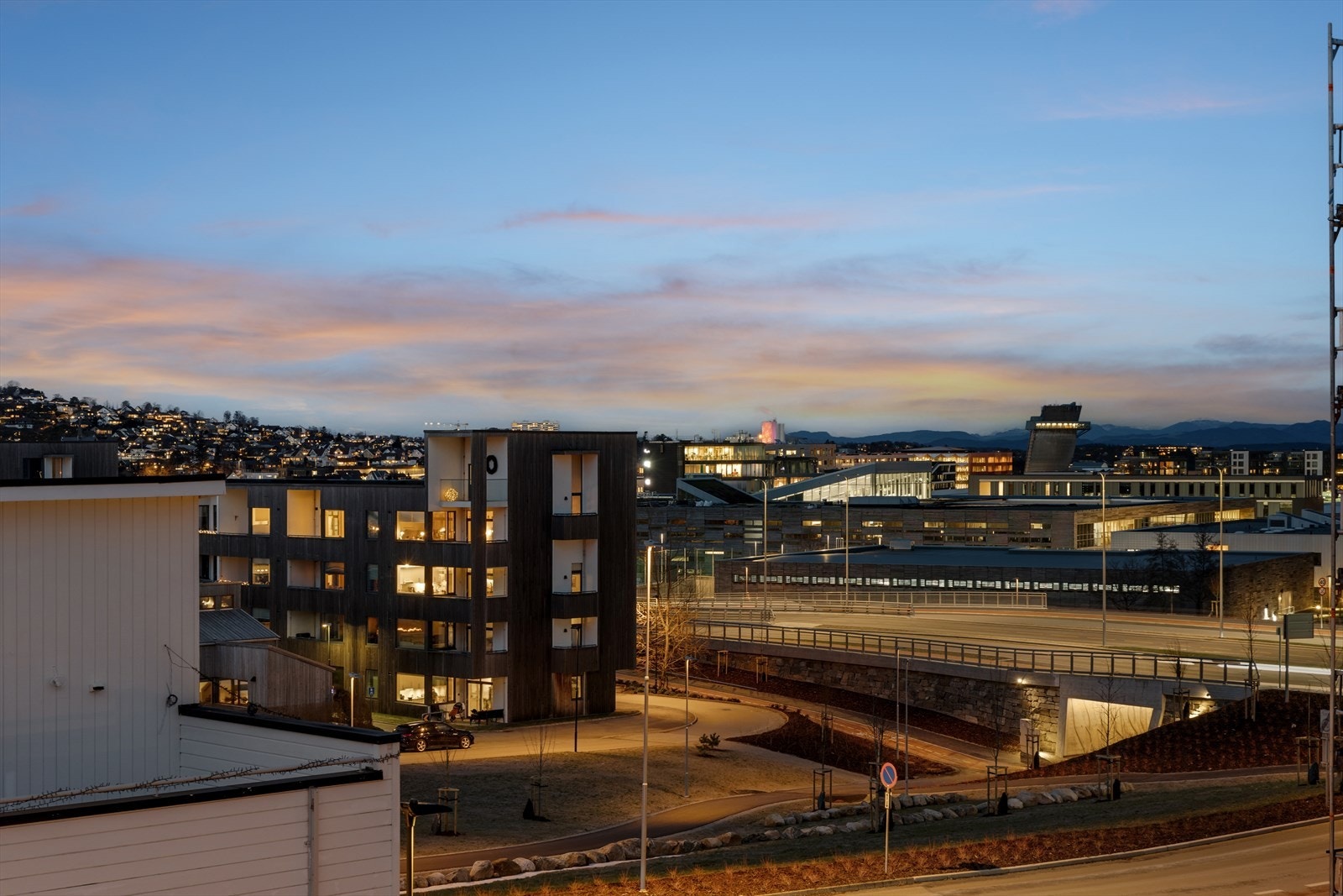 Flott utsikt mot Jåttåvågen/Hinna Park. Et trivelig område hvor man har kort vei til alt man måtte trenge i det daglige som butikker, barnehager, skoler, idrettsanlegg, offentlig transport og flotte turområder. Galleribilde