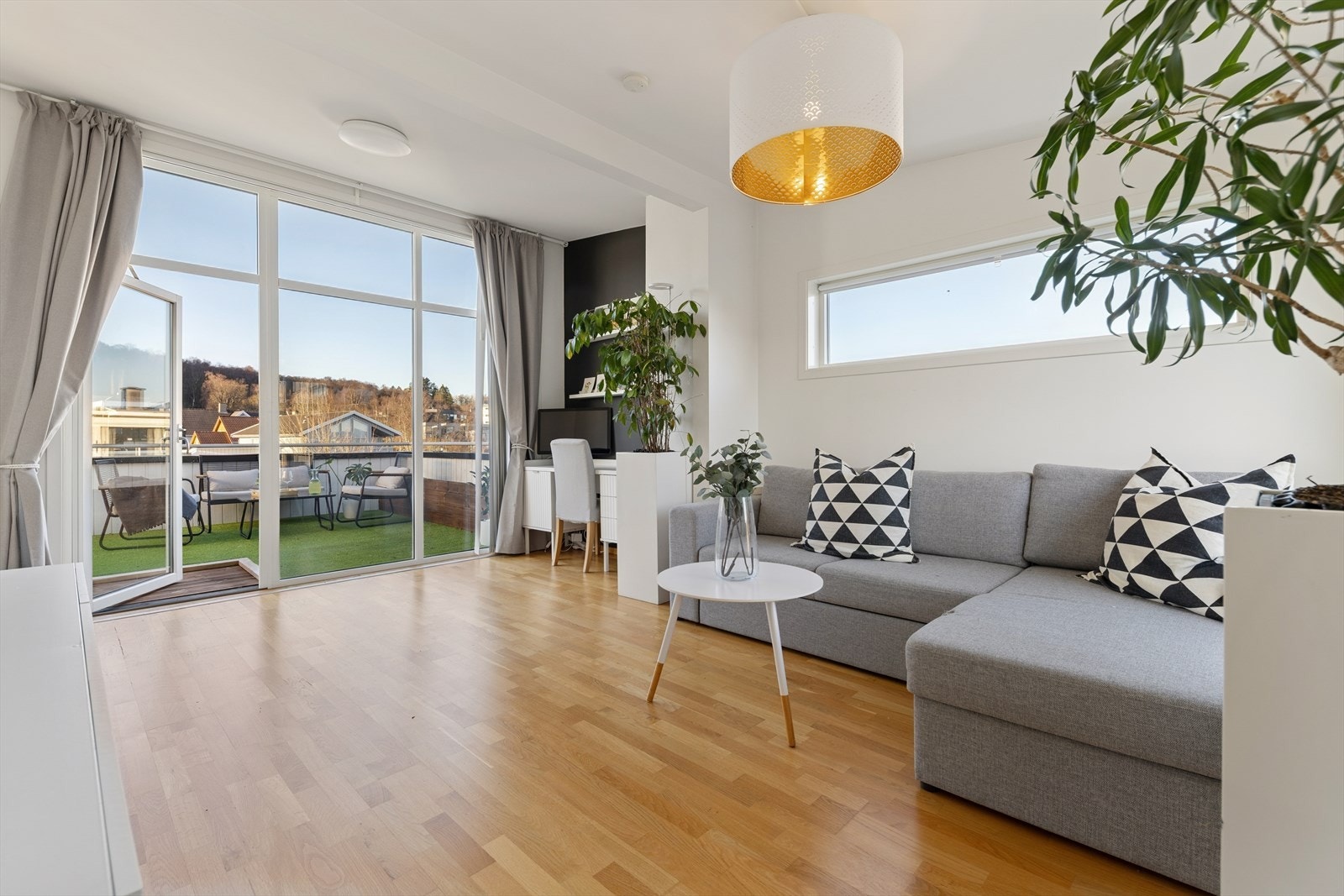 Følger man trappen opp til boligens tredje etasje kommer man inn i en romslig stue med store vindusflater, ekstra god takhøyde og gode møbleringsmuligheter. Galleribilde