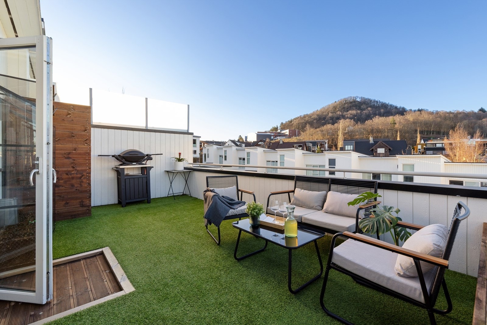 Fra stuen i tredje etasje kommer man ut til en herlig, vestvendt takterrasse på 20 kvm med flott utsikt og ettermiddag- og kveldssol. Dette er definitivt ett av høydepunktene med boligen. Galleribilde